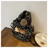 Bolso Transfronterizo con Estampado de Leopardo para Mujer, Nuevo Bolso Cruzado de Lana de Venta Caliente Otoño/Invierno 2026 con un Toque de Lujo, Bolso de Mano Tipo Cubo