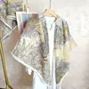2026 Versión Coreana Moda Retro Bufanda Cuadrada Pequeña Estampada Bufanda de Seda para Mujer Bufanda Decorativa para Cuello Bufanda Profesional Bufanda Cálida para Cuello Otoño e Invierno