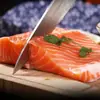 Sashimi de salmón frío, recién cortado de la parte media de la barriga del pescado, listo para comer, recién sacrificado, sin procesamiento requerido, sin piel, sin espinas