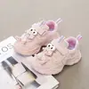 Zapatos Deportivos para Niñas 2025 Primavera Nuevos Dibujos Animados Niños Pequeños, Medianos y Grandes Velcro Niños Zapatos de Papá Estilosos Suela Suave