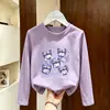 Camiseta de manga comprida para meninas, nova e estilosa para o outono de 2026, top infantil único e super fofo, camiseta básica de algodão puro com gola redonda