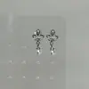 Sensación Fresca Flor de Iris Perla Acero de Titanio Tornillo Clavo de Oreja Nicho Todo Fósforo Clavo de Cartílago Auricular Pendientes Elegantes Femeninos para Mujeres