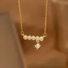 Venta Caliente Internacional Transfronteriza Tema de Moda Personalizado Micro-incrustación de Zirconio Completo V Grande Clásico Acero Titanio Chapado en Oro Real de 18K Colgante Clavícula