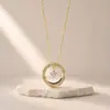Collar de luna de hielo de agua con patrón de rombos coco estilo Chanel pequeño para mujer bañado en oro cadena de clavícula de temperamento joyería de alta gama con sensación de lujo ligero para mujer