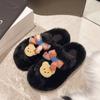 Pantuflas de niña dulce, pantuflas Mao Mao cálidas de invierno para mujer en stock, pantuflas de felpa con plataforma para amantes de los osos de dibujos animados.