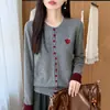 Cardigan de Tricô Gola Redonda Liso Lã 2026 Outono/Inverno Novo Manga Longa Bloco de Cores Bordado Coração Solto Suéter de Lã Feminino