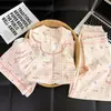 Nuevo Pijama de Gatito Lindo de Alta Gama para Mujer, Estilo Primavera y Verano, Se Puede Usar Afuera, Conjunto Casual de Hogar de Tres Piezas