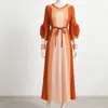 Vestido Kochi Deke para principios de otoño con detalles florales tridimensionales, mangas acampanadas, cinturón para ceñir la cintura, falda de línea A y falda midi de Issey Miyake