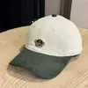 Gorra de Béisbol de Pana con Oso de Dibujos Animados para Mujer Ala Ancha Hace que la Cara Parezca Más Pequeña Gorro Grueso y Cálido Estilo Coreano Parte Superior Suave Gorra Plana Moderna