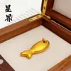 Collar Colgante de Peces Amarillos Pequeños Estilo Antiguo Tendencia en Tiktok y Xiaohongshu, Alta Retención de Color, Pez Simbolizando Prosperidad, Cadena para Suéter de Carpa al por Mayor