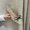 Primeiro Encontro com as Sandálias Fechadas Florais Estilo Francês com Laço Suave para Mulheres, Adequadas para o Verão, com Salto Anabela e Tiras no Tornozelo, Versáteis e Elegantes