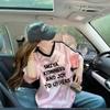 Camiseta Holgada de Estilo Deportivo con Cuello en V Estampado de Letras para Mujer Mangas Raglán Rayadas Únicas Empalme Largo Medio Top Versátil de Moda