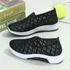 Sapatos de Tecido Verão Velho Pequim Femininos de Malha Sapatos Mãe Respiráveis Casuais Sola Macia Antiderrapantes Sapatos de Malha Salto Baixo Slip-on