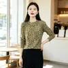Camiseta de manga longa com gola redonda, moda outono prateada, top versátil, estiloso e que valoriza o corpo para mulheres, perfeito para um look casual e elegante