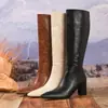 Botas de cano alto estilo Western Americano 819-3 com bico fino e salto grosso quadrado, com zíper interno, combinadas com um casaco de couro