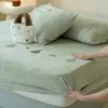 Lençol de baixo com bordado vazado de veludo de leite espessado, peça única, capa de cama de veludo coral de inverno, protetor de colchão com veludo extra, conjunto de três peças