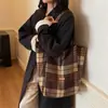 Bolsa de Grande Capacidade Outono e Inverno Bolsa de Ombro Xadrez de Lã Versátil Nicho Maillard Transversal Bolsa de Estudante para Mulheres