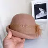 Sombrero de cubo de lana estilo lujo ligero para mujer con decoración de plumas de malla, sombrero de pescador retro a la moda para invierno