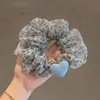 Scrunchie Ultra-Requintado Estilo Coreano com Estampa de Leopardo em Formato de Coração para Mulheres, Prendedor de Rabo de Cavalo Doce de Tela, Acessório de Cabelo Fofo e Único para Mulheres