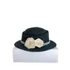Sombrero de perlas de camelia estilo Hepburn, sombrero de pescador elegante retro francés, sombrero de cubo de lana versátil para mujer