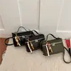 Bolso tipo caja tejido retro con cierre de cremallera, un bolso de mano pequeño simple y elegante que se puede llevar como bolso de hombro o bolso cruzado, y viene con una correa de hombro opcional