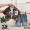 Moda de Verano Nuevo Traje de Manga Corta Tie-Dye para Niños Pequeños y Medianos, Elegante Conjunto de Tres Piezas de Camisa de Cuadros Delgada para Bebé