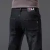 Jeans grises y azules de alta gama elegantes de Hong Kong para hombre, verano 2026, finos, corte slim, rectos, elásticos, versátiles.