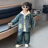 Conjunto Jeans Masculino Primavera e Outono 2026 Novo Estilo Coreano Roupa Cool para Menino Bebê Outono Conjunto Tendência de Três Peças