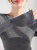 Elegante camisa base de malha cinza texturizada com gola redonda para mulheres, slim-fit e estilosa, adequada para primavera e outono, pode ser usada em camadas como uma blusa interna