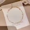 Pulsera ajustable de resina con trébol incrustado de diamantes, sensación de lujo ligero y alta gama, joyería de diseño elegante y versátil