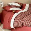 Juego de edredón de cuatro piezas de algodón vintage teñido en hilo de doble capa con encaje a cuadros rojos franceses, ropa de cama para niña