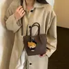 Bolso de mano de alta gama, retro y minimalista para mujer - un bolso tote moderno y versátil que se puede llevar en la mano, usar al hombro o cruzar el cuerpo