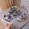 Otoño 2026 Nuevo Estilo Coreano Unisex Niños Bebé Moda Versátil Suela Suave Antideslizante Superficie de Malla Velcro Zapatos Deportivos