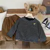 Roupa Infantil Unissex de Primavera e Outono Camiseta Bebê Estilosa Personalidade Infantil Moda Tendência Estilo Coreano Listrada Desenho Animado Rosto Sorridente Camiseta Base