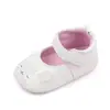 Atacado de sapatos de couro pequenos fofos de desenho animado para primavera e outono, sapatos de princesa que não caem, sapatos de bebê com sola macia para crianças pequenas BYH3045