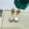 Brincos Banhados a Ouro com Pino de Prata S925 Distintos Antigos Cabeça de Rainha Moeda Botão Barroco Brincos de Pérola para Mulheres