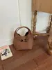 Bolso cruzado de alta gama pequeño para mujer, nuevo, retro, de nicho, tipo cubo para commuting, elegante, de un solo hombro, cruzado, moderno