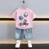 0447 Conjunto de Verão para Meninos 2026 Novo Estilo Camiseta Infantil Estampada de Manga Curta Conjunto de Duas Peças Tendência de Verão Legal