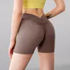 Shorts Fitness Feminino de Cintura Baixa com Decote em V nas Costas, Justos, Calça Esportiva Sem Costura, Shorts de Yoga Levanta Bumbum Cor de Pêssego, Shorts de Verão de Três Quartos