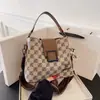 2023 Nuevo bolso de hombro cruzado de moda para celebridades de Internet, bolso de cubo de cuero suave de alta calidad, versátil y de gran capacidad para mujer