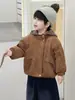 Chaqueta con capucha de terciopelo para niño Tallas Grandes Otoño Invierno 2026 Nueva Elegante Chaqueta de Cuero Gruesa de Invierno para Bebé con Piel Integrada
