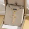 Colar Feminino Colorido Zircônia Joias Design de Nicho Pingente Cruz Completo em Diamante Colar Corrente de Clavícula em Aço Inoxidável