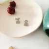 Brincos de Agulha de Prata S925 Estilo Ins Feminino Elegante Lindo Design de Nicho Clipe de Orelha Joias de Luxo Leve Avançado Atacado