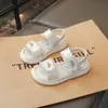 Novidade Verão 2026 Sapatos de Princesa Doces com Pérolas para Meninas Pequenas, Estilo Moda Coreana, Sandálias da Moda para Meninas