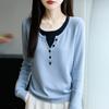 Otoño Temprano 2025 Nuevo Tejido de Lana Peinada Cuello Redondo de Manga Larga para Mujer Bloques de Color Botones Cordón Lateral Falso de Dos Piezas