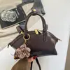 Bolso de concha de diseño de nicho transfronterizo, bolso de mano de lujo ligero con temperamento, bolso de hombro cruzado simple y versátil de moda