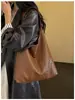 Bolsa de mão retrô da moda para mulheres, novo modelo de verão 2026, bolsa pequena versátil de grande capacidade para o dia a dia, de ombro e transversal