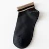 Fábrica de Zhuji calcetines nuevos de primavera y verano para mujer calcetines tobilleros color cálido dos rayas simples versátiles calcetines blancos explosiones