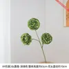 3 flores de loto artificiales en un jarrón recto para arreglo floral, creando un ambiente fresco y relajante en casa