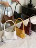 Bolso de mano de nicho de moda estilo francés, nuevo modelo 2026, diseño tejido elegante y simple, sensación de alta gama, bolso de hombro único para debajo del brazo